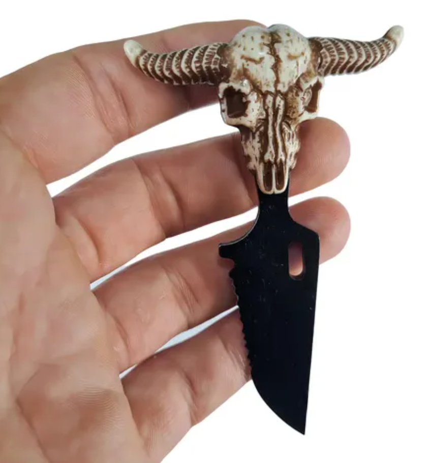 Halsmesser mit Scheide und Anhänger Stierschädel